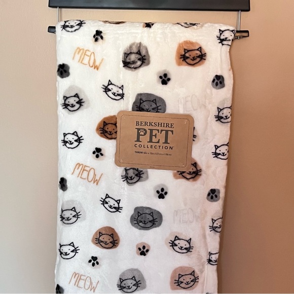 Berkshire Other - Berkshire Pet Collection Cat Throw Blanket